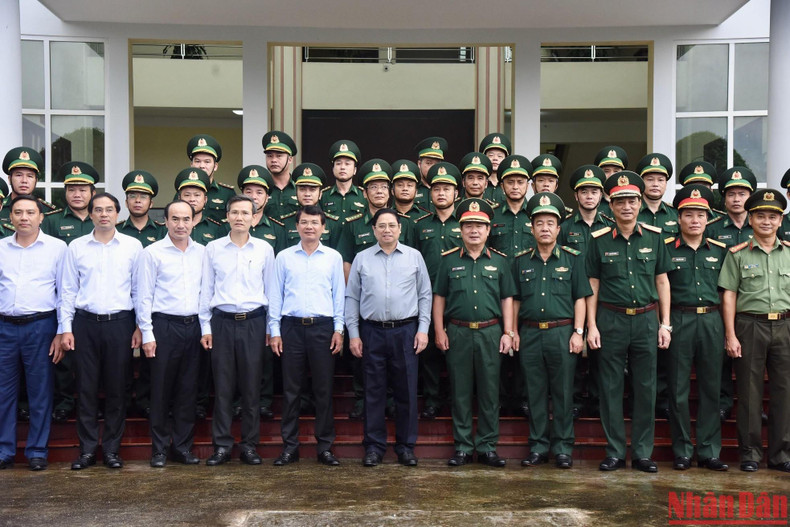 El primer ministro se toma foto de recuerdo con los oficiales y soldados de la Guardia Fronteriza de Lao Cai. El primer ministro se toma foto de recuerdo con los oficiales y soldados de la Guardia Fronteriza de Lao Cai.