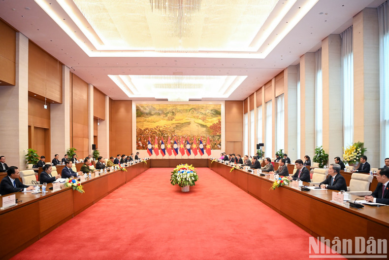 Escena de la reunión. Escena de la reunión.