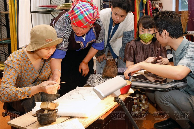Ly Thi Ninh da instrucciones para dibujar cera de abeja en el lino tradicional de la etnia Mong en Che Cu Nha, en el espacio Craft Link, número 51 de la calle Van Mieu, en Hanói. (Foto: Revista Ilustrada de Vietnam) Ly Thi Ninh da instrucciones para dibujar cera de abeja en el lino tradicional de la etnia Mong en Che Cu Nha, en el espacio Craft Link, número 51 de la calle Van Mieu, en Hanói. (Foto: Revista Ilustrada de Vietnam)