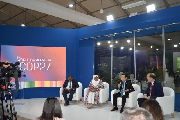 El ministro de Recursos Naturales y Medio Ambiente, Tran Hong Ha, comparte las soluciones y la hoja de ruta de Vietnam para implementar sus compromisos climáticos con el Banco Mundial. (Fotografía: VNA)