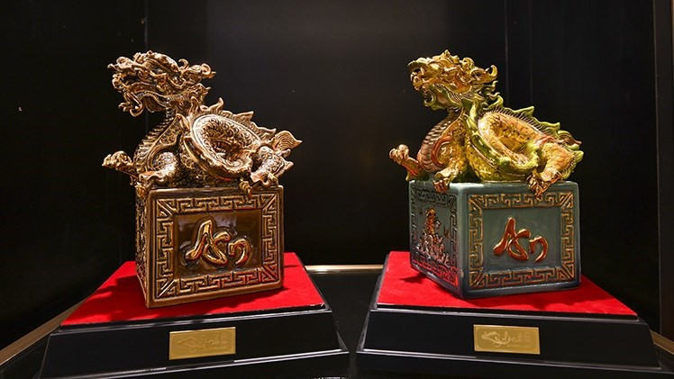 Los sellos se denominan &quot;Ky Linh Giap Thin 2024&quot; y forman parte de la colección de productos &quot;Huella de Dragón Sagrado&quot;. (Foto: VNA)