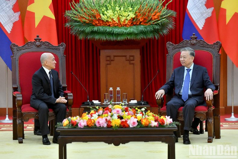 El secretario general del PCV, To Lam, se entrevista con el rey de Camboya, Norodom Sihamoni. El secretario general del PCV, To Lam, se entrevista con el rey de Camboya, Norodom Sihamoni.