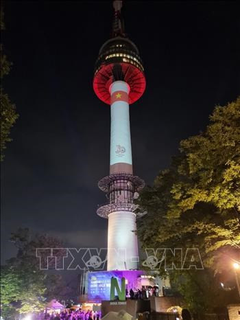 La bandera nacional de Vietnam transmitida en la Torre de Namsan. (Foto: VNA)