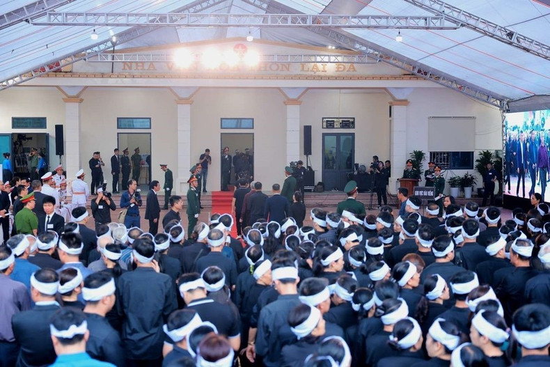 Acto de tributo al secretario general Nguyen Phu Trong en la casa cultural de la comuna de Dong Hoi. (Foto: VNA) Acto de tributo al secretario general Nguyen Phu Trong en la casa cultural de la comuna de Dong Hoi. (Foto: VNA)