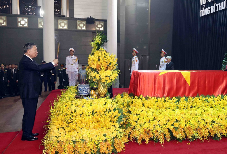 El miembro del Buró Político y presidente del Estado, To Lam, en nombre de la delegación del Comité Central del Partido Comunista de Vietnam, ofrece incienso para rendir tributo al secretario general Nguyen Phu Trong. (Foto: VNA) El miembro del Buró Político y presidente del Estado, To Lam, en nombre de la delegación del Comité Central del Partido Comunista de Vietnam, ofrece incienso para rendir tributo al secretario general Nguyen Phu Trong. (Foto: VNA)
