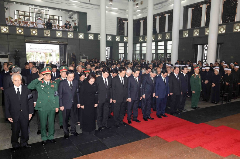 La delegación del Comité Central del Partido Comunista de Vietnam, encabezada por el miembro del Buró Político y presidente del Estado, To Lam, rindió homenaje al secretario general Nguyen Phu Trong. (Fuente: VNA) La delegación del Comité Central del Partido Comunista de Vietnam, encabezada por el miembro del Buró Político y presidente del Estado, To Lam, rindió homenaje al secretario general Nguyen Phu Trong. (Fuente: VNA)