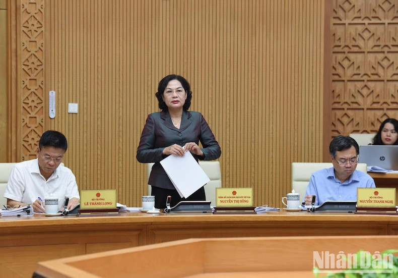 La gobernadora del Banco Estatal de Vietnam habla en la cita.