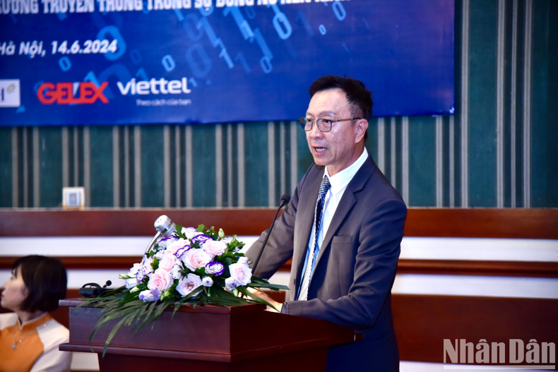 El profesor asociado y doctor Terapatt Vannaruemol, de la Universidad Chaing Mai de Tailandia, presenta un documento sobre el desarrollo del mercado de medios en la floreciente economía digital.