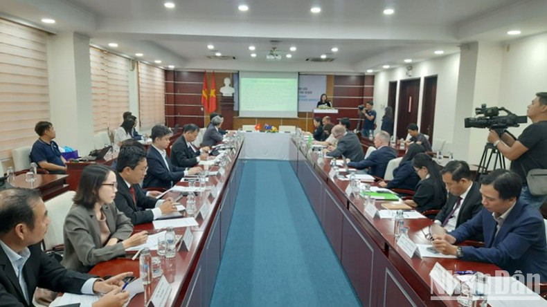 En la ceremonia de firma. En la ceremonia de firma.