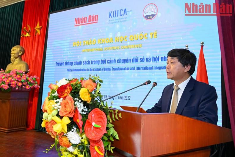 El profesor Pham Minh Son, director de la Academia de Periodismo y Comunicación, habla en el evento. El profesor Pham Minh Son, director de la Academia de Periodismo y Comunicación, habla en el evento.