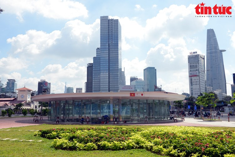 A siete años de su construcción, la estación subterránea Ben Thanh del metro 1 (Ben Thanh - Suoi Tien) está prácticamente terminada. Se trata de la estación central del metro Ben Thanh - Suoi Tien, que en el futuro estará conectada con otros tramos de metro. (Foto: VNA)