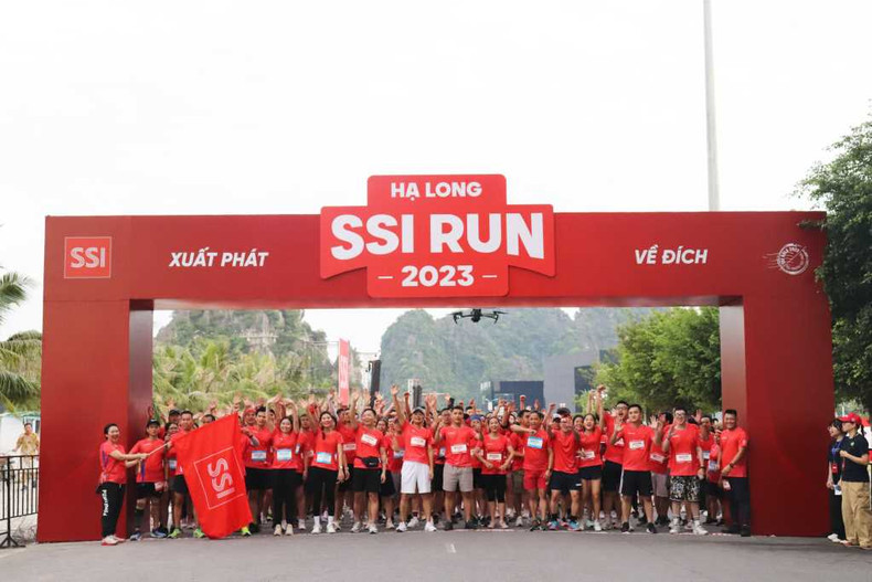 Los visitantes disfrutan tomando fotografías de recuerdo en Ha Long.