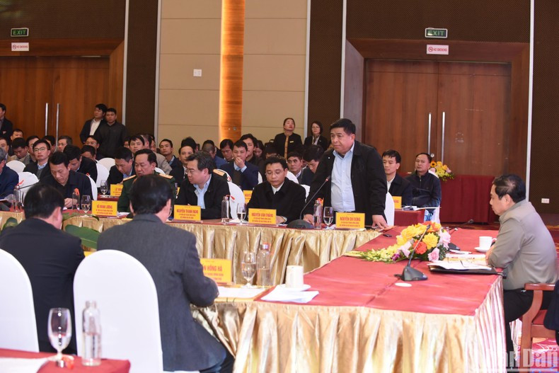 El ministro de Planificación e Inversiones, Nguyen Chi Dung, expresa su opinión. El ministro de Planificación e Inversiones, Nguyen Chi Dung, expresa su opinión.