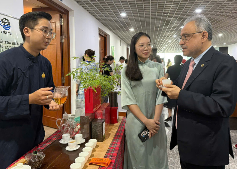 Visitantes al stand de té vietnamita. (Foto: Thanh Hang)