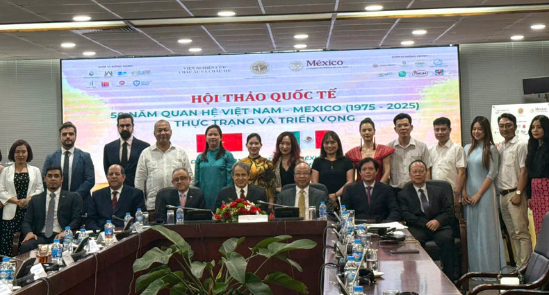 Los delegados toman foto de recuerdo. (Foto: Thanh Hang)