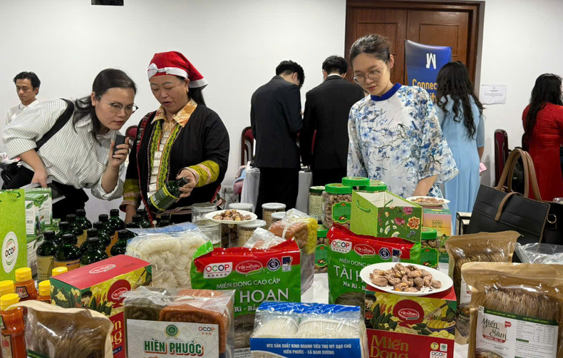 Presentan productos de la compañía OCOP Centre en el evento. (Foto: Thanh Hang)