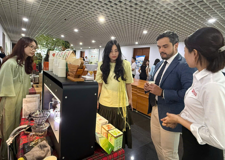 Visitantes al stand de café vietnamita. (Foto: Thanh Hang)
