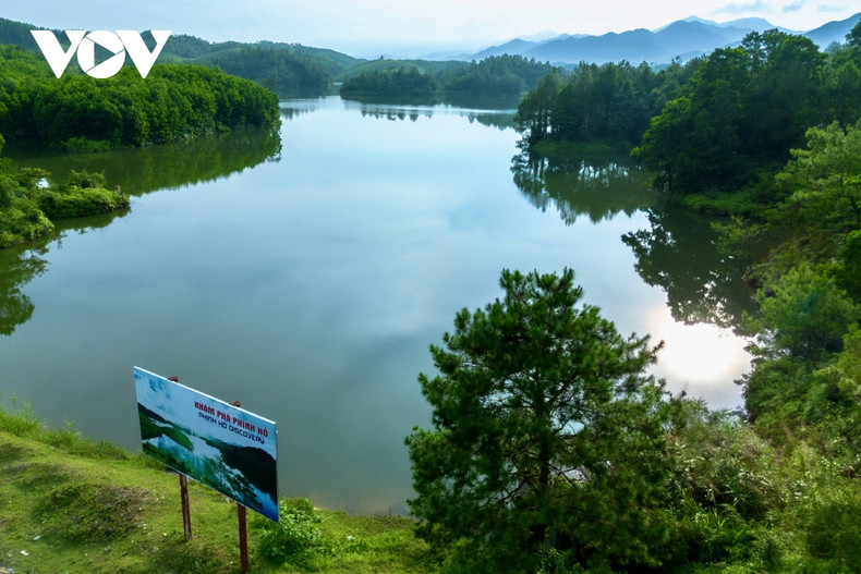 El lago, situado cerca de la frontera, tiene un paisaje salvaje y majestuoso, agua azul y aire fresco todo el año.