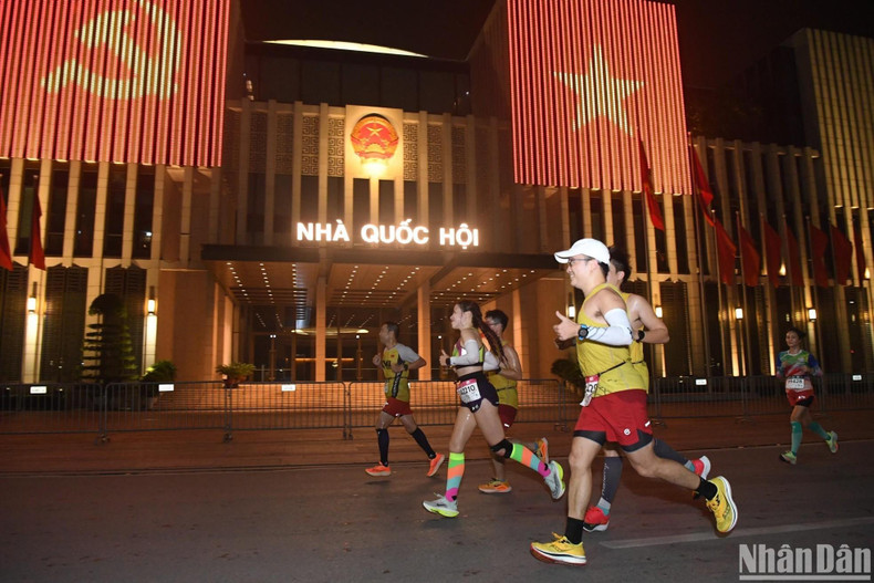 Atraviesan la calle donde está la sede del Parlamento. Atraviesan la calle donde está la sede del Parlamento.