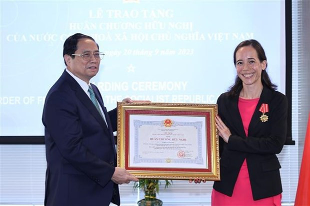 El premier Pham Minh Chinh otorga medalla de amistad a Aurélia Nguyen, directora de programas de la Alianza Mundial para Vacunas e Inmunización. (Foto: VNA) El premier Pham Minh Chinh otorga medalla de amistad a Aurélia Nguyen, directora de programas de la Alianza Mundial para Vacunas e Inmunización. (Foto: VNA)