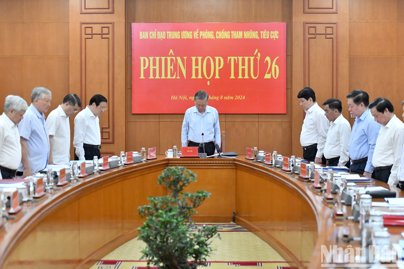 El secretario general del PCV y presidente del país, To Lam, y los dirigentes del Partido y el Estado guardan un minuto de silencio en memoria del extinto líder partidista Nguyen Phu Trong.