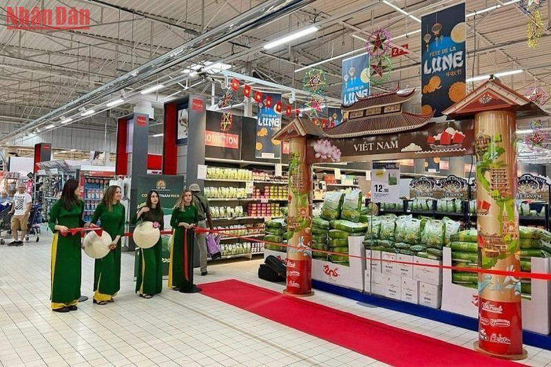 La ceremonia de lanzamiento de productos de arroz bajo la marca “Arroz vietnamita” en el hipermercado E.Leclerc Viry Chatillon, en las afueras de París. La ceremonia de lanzamiento de productos de arroz bajo la marca “Arroz vietnamita” en el hipermercado E.Leclerc Viry Chatillon, en las afueras de París.