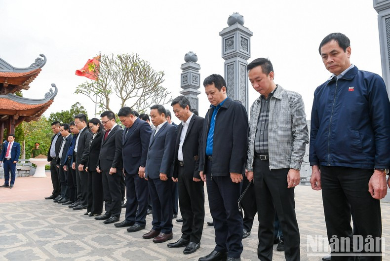 [Foto] Delegación de Nhan Dan rinde homenaje al tío Ho en Son La ảnh 1