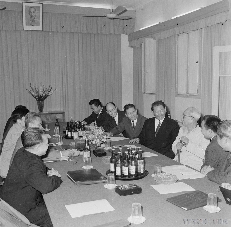 Una delegación del Partido y del Gobierno de Mongolia acudió a ver al Presidente Ho Chi Minh durante su visita de amistad a Vietnam, del 25 al 29 de diciembre de 1967. (Foto: VNA) Una delegación del Partido y del Gobierno de Mongolia acudió a ver al Presidente Ho Chi Minh durante su visita de amistad a Vietnam, del 25 al 29 de diciembre de 1967. (Foto: VNA)