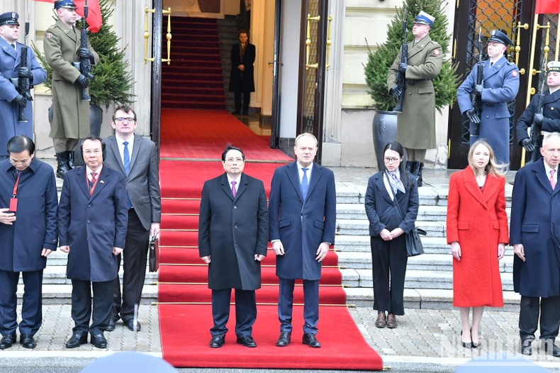 Los primeros ministros de Vietnam y Polonia en la ceremonia de bienvenida. Los primeros ministros de Vietnam y Polonia en la ceremonia de bienvenida.