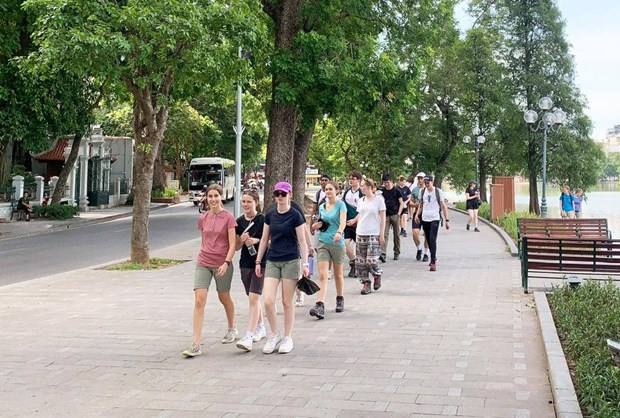 Turistas extranjeros en el lago Hoan Kiem, Hanosi. (Foto: nhandan.vn)