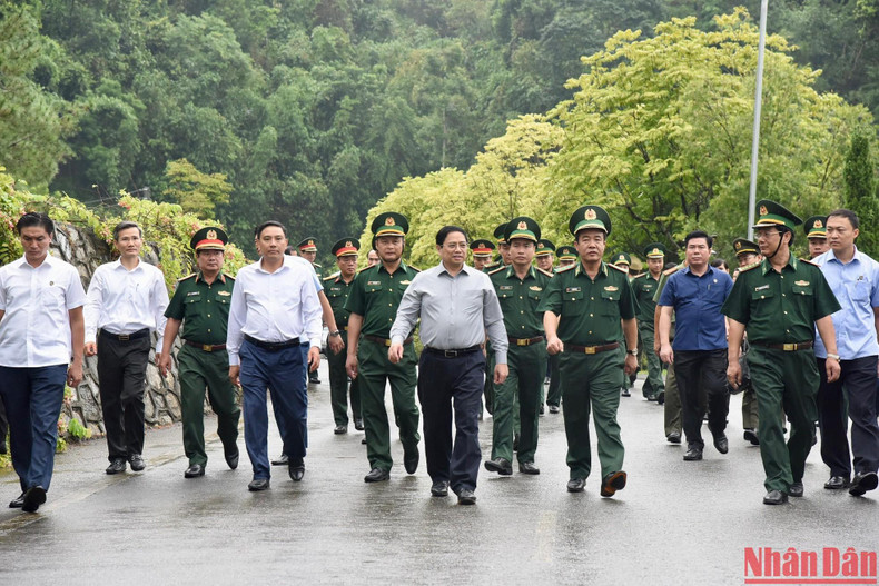 El primer ministro visita la Guardia Fronteriza de Lao Cai. El primer ministro visita la Guardia Fronteriza de Lao Cai.