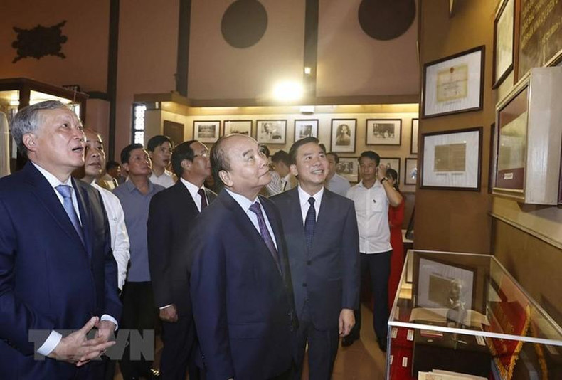 El presidente Nguyen Xuan Phuc visita la zona cultural conmemorativa dedicada al tío Ho. (Foto: Thong Nhat/VNA) El presidente Nguyen Xuan Phuc visita la zona cultural conmemorativa dedicada al tío Ho. (Foto: Thong Nhat/VNA)