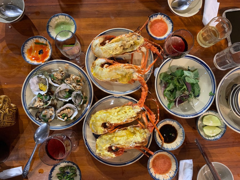 Atractivos platos de marisco preparados por gente de la aldea turística de Vinh Hy. (Foto: VNA) Atractivos platos de marisco preparados por gente de la aldea turística de Vinh Hy. (Foto: VNA)