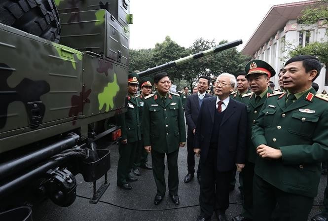 El entonces secretario general del PCV y presidente del país, Nguyen Phu Trong, visita una exposición de equipamiento militar en la conferencia político-militar de 2018. (Foto: VNA)