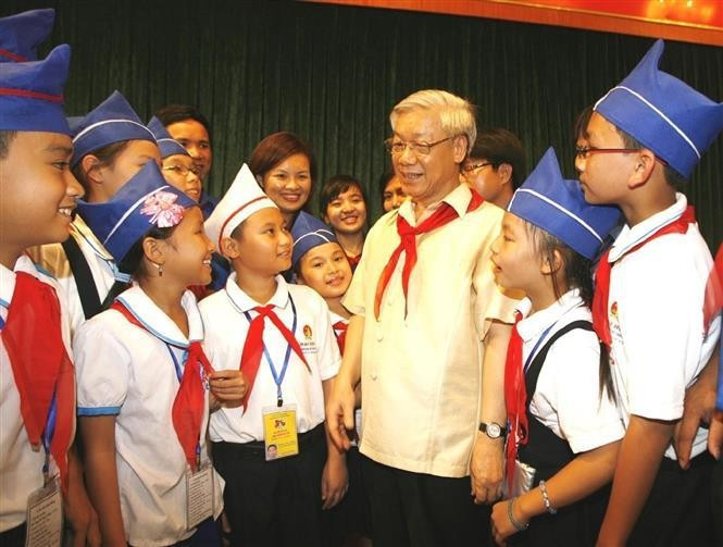 Nguyen Phu Trong, entonces presidente de la Asamblea Nacional, se reunió con una delegación de niños destacados del Tío Ho de la provincia de Ha Tinh en Hanói el 28 de junio de 2010. (Foto: VNA) Nguyen Phu Trong, entonces presidente de la Asamblea Nacional, se reunió con una delegación de niños destacados del Tío Ho de la provincia de Ha Tinh en Hanói el 28 de junio de 2010. (Foto: VNA)