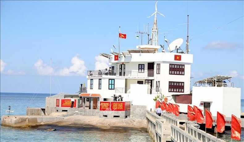 La bandera nacional ondea en medio de los mares.