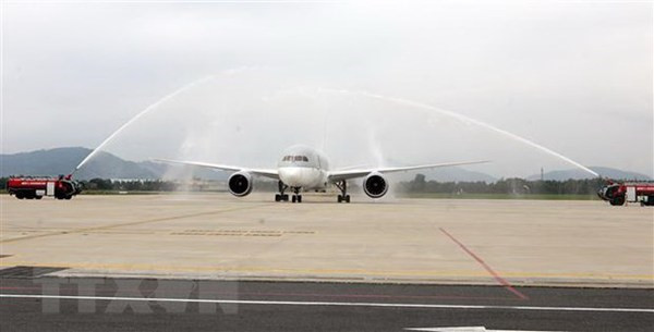 Ceremonia de bienvenida al primer vuelo para inaugurar la nueva ruta Doha (Qatar) - Da Nang en 2018. (Foto: VNA)