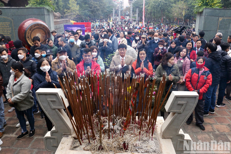 Los capitalinos visitan el templo dedicado al rey Quang Trung, donde ofrecen inciensos en memoria al héroe de la nación. Los capitalinos visitan el templo dedicado al rey Quang Trung, donde ofrecen inciensos en memoria al héroe de la nación.
