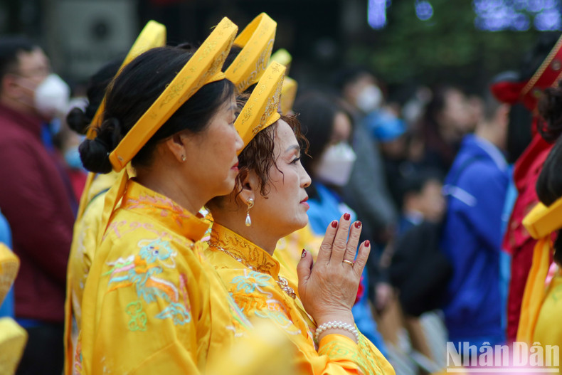 Los participantes rinden homenaje al rey Quang Trung. Los participantes rinden homenaje al rey Quang Trung.