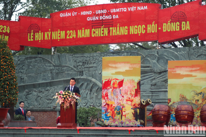 A las ocho y media de la mañana, el presidente del distrito de Dong Da, Le Tuan Dinh, pronuncia el discurso de apertura de la ceremonia. A las ocho y media de la mañana, el presidente del distrito de Dong Da, Le Tuan Dinh, pronuncia el discurso de apertura de la ceremonia.