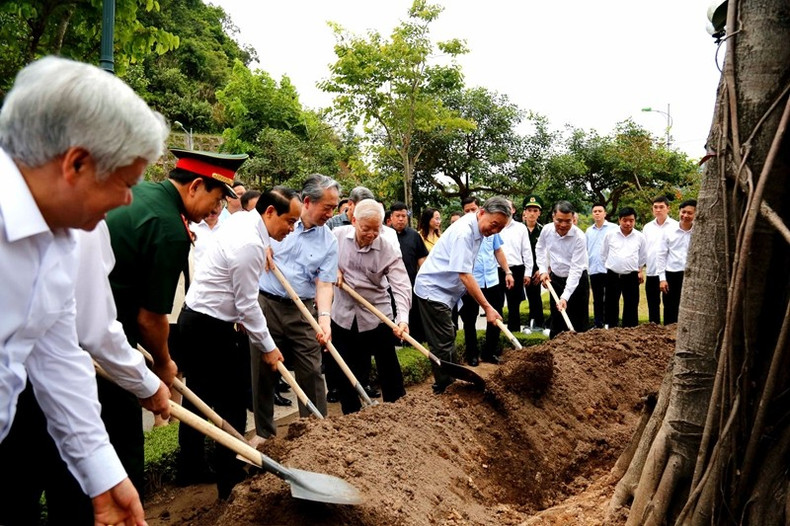 El secretario general Nguyen Phu Trong y otros dirigentes del Partido y del Estado, junto con el embajador Xiong Bo, plantan el Árbol de la Amistad en agosto de 2023. (Foto: dangcongsan.vn) El secretario general Nguyen Phu Trong y otros dirigentes del Partido y del Estado, junto con el embajador Xiong Bo, plantan el Árbol de la Amistad en agosto de 2023. (Foto: dangcongsan.vn)