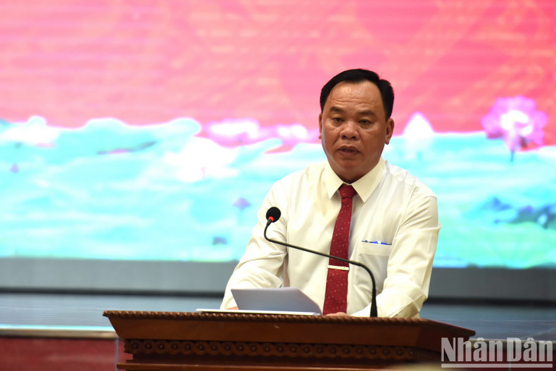 Vo Tan Duc, vicesecretario del Comité partidista y presidente del Comité Popular de Dong Nai, presenta un informe sobre la situación socioeconómica, la defensa y la seguridad en Dong Nai en los primeros nueve meses de 2024. Vo Tan Duc, vicesecretario del Comité partidista y presidente del Comité Popular de Dong Nai, presenta un informe sobre la situación socioeconómica, la defensa y la seguridad en Dong Nai en los primeros nueve meses de 2024.