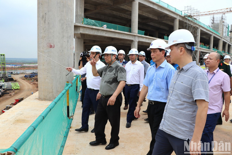 El jefe del Gobierno inspecciona la construcción del segundo piso de la terminal de pasajeros del aeropuerto de Long Thanh. El jefe del Gobierno inspecciona la construcción del segundo piso de la terminal de pasajeros del aeropuerto de Long Thanh.