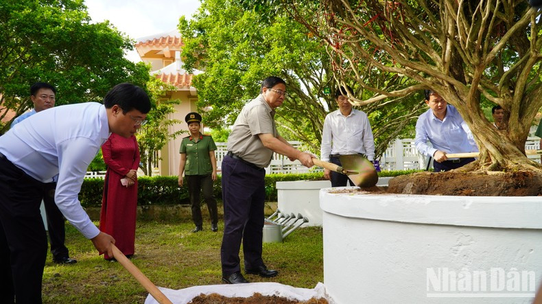 El primer ministro planta un árbol conmemorativo en el sitio. El primer ministro planta un árbol conmemorativo en el sitio.