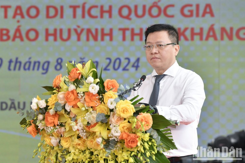 Le Quoc Minh, subjefe de la Comisión de Comunicación y Educación del Comité Central del Partido Comunista de Vietnam (PCV), presidente-editor de Nhan Dan y titular de la Asociación de Periodistas del país, habla en el acto. Le Quoc Minh, subjefe de la Comisión de Comunicación y Educación del Comité Central del Partido Comunista de Vietnam (PCV), presidente-editor de Nhan Dan y titular de la Asociación de Periodistas del país, habla en el acto.