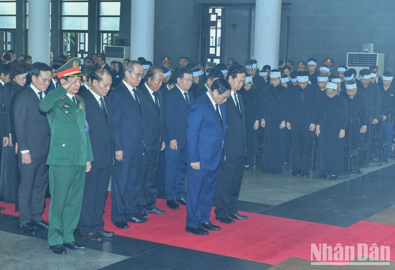 La delegación del Gobierno vietnamita, encabezada por Pham Minh Chinh, miembro del Buró Político del Comité Central del PCV y primer ministro del Gobierno, rinde homenaje al máximo dirigente partidista vietnamita.