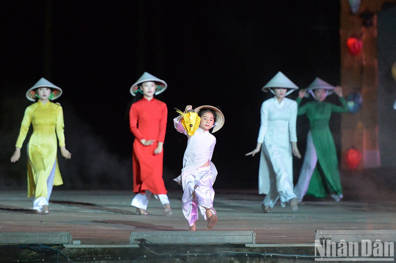 Los jóvenes de Hoi An seguirán difundiendo la imagen del ao dai para las generaciones venideras. Los jóvenes de Hoi An seguirán difundiendo la imagen del ao dai para las generaciones venideras.