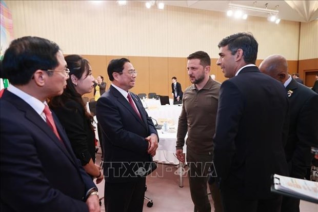 El primer ministro de Vietnam, Pham Minh Chinh, y el presidente de Ucrania, Volodymyr Zelensky. (Foto: VNA)