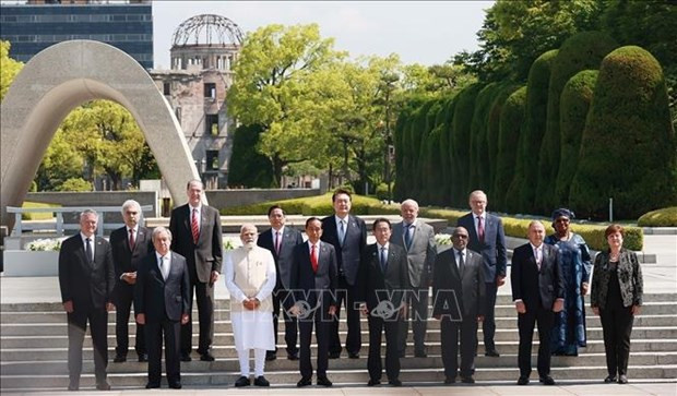 El primer ministro de Vietnam, Pham Minh Chinh, y líderes del G7 en el Parque Memorial de la Paz de Hiroshima (Fuente: VNA) El primer ministro de Vietnam, Pham Minh Chinh, y líderes del G7 en el Parque Memorial de la Paz de Hiroshima (Fuente: VNA)