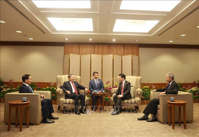 En la reunión a puerta cerrada entre el secretario general del PCV, To Lam, y el primer ministro de Singapur y secretario general del gobernante Partido de Acción Popular (PAP), Lawrence Wong. (Foto: VNA) En la reunión a puerta cerrada entre el secretario general del PCV, To Lam, y el primer ministro de Singapur y secretario general del gobernante Partido de Acción Popular (PAP), Lawrence Wong. (Foto: VNA)